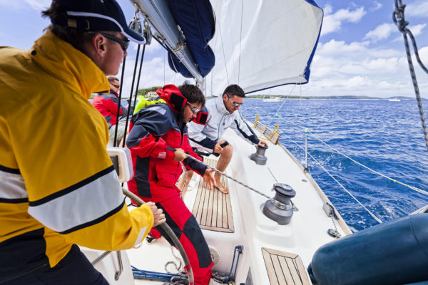 Sailing crew of 4 people beating which allows the vessel to advance against the wind. All 4 model released.